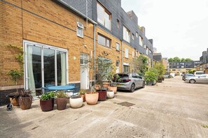 Exterior - Stylish 3BD Home - Great Location (Greater London)