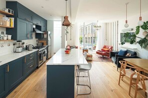 Fridge, oven, stovetop, toaster - Stylish 3BD Home - Great Location (Greater London)