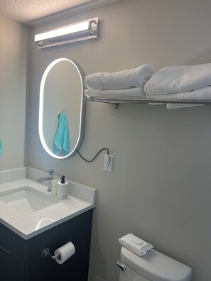 Hårtork, bidé, handdukar och tvål