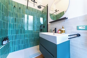 Dusche, Haartrockner, Bidet, Handtücher