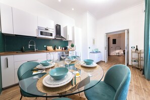 Kühlschrank, Mikrowelle, Ofen, Herdplatte