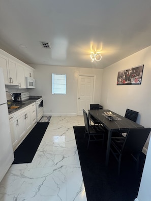 Paper towels - Home in the heart of west Palm Beach (West Palm Beach)