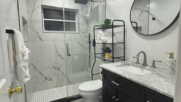 Handdukar, tvål och toalettpapper