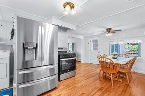 Fridge, microwave, oven, stovetop - Cozy Town Neck Cape Escape – Pet Friendly (Sandwich)