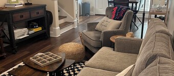 Spacious 4-bedroom condo with WiFi, AC in charming Oxford