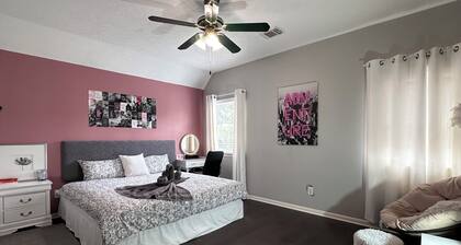 Best King Bedroom near Sugarland Center and Houston hotspot / papasan / fridge