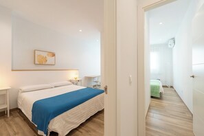 2 habitaciones, tabla de planchar con plancha y cuna de viaje 