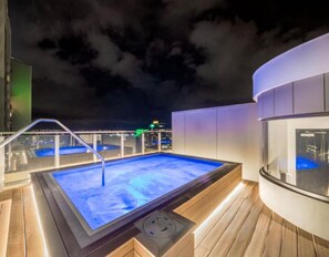 A rooftop pool area with a hot tub, wooden deck, and a glass balustrade. - Stylish Family 1BR + Cozy Bunks for 5 with Games (Darlinghurst)