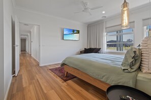 6 bedrooms, free WiFi, bed sheets, wheelchair access