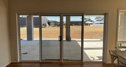 LARGE 6 BEDROOM HOME - SLEEPS 12 - 3 MINUTE DRIVE TO LAKE MULWALA