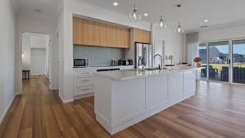 Ofen, Herdplatte, Geschirrspüler, Küchenrolle