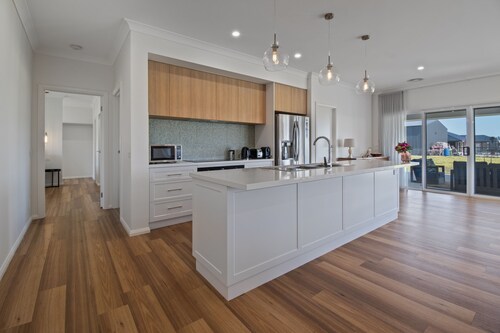 LARGE 6 BEDROOM HOME - SLEEPS 12 - 3 MINUTE DRIVE TO LAKE MULWALA