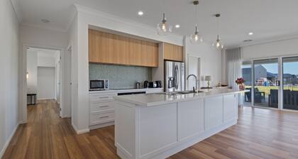 LARGE 6 BEDROOM HOME - SLEEPS 12 - 3 MINUTE DRIVE TO LAKE MULWALA