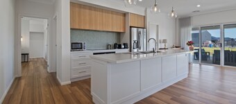 LARGE 6 BEDROOM HOME - SLEEPS 12 - 3 MINUTE DRIVE TO LAKE MULWALA