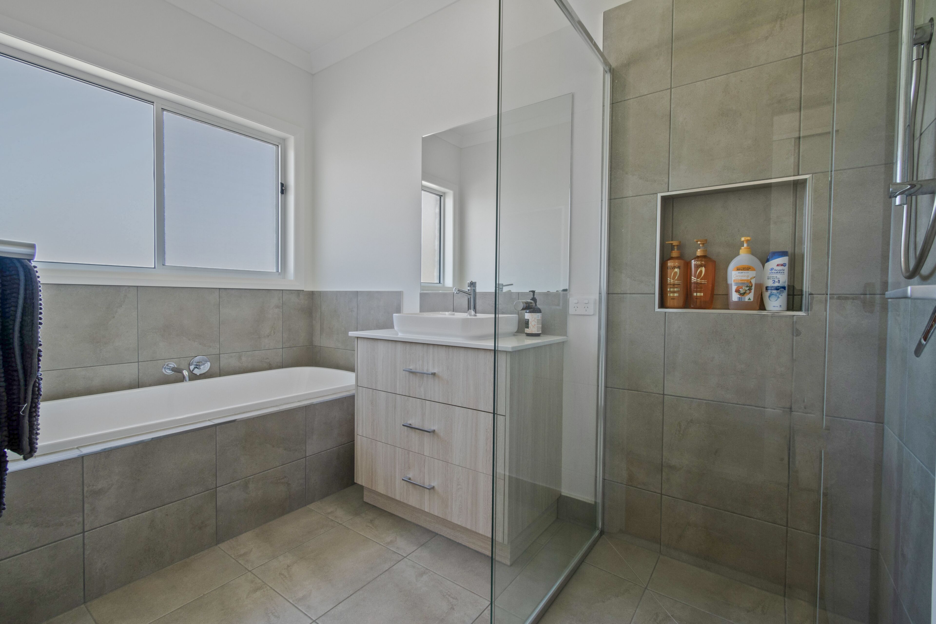 淋浴设施、吹风机、毛巾、肥皂