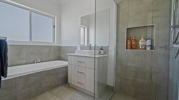 Een douche, een haardroger, handdoeken, zeep