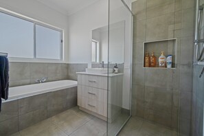 Bruser, hårtørrer, håndklæder, Sæbe