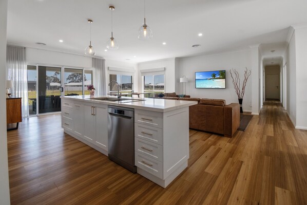 Interior - LARGE 6 BEDROOM HOME - SLEEPS 12 - 3 MINUTE DRIVE TO LAKE MULWALA (Yarrawonga)