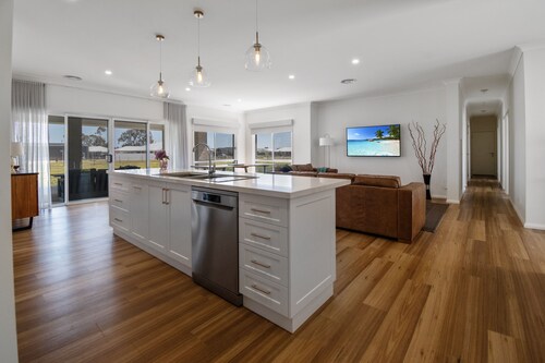 LARGE 6 BEDROOM HOME - SLEEPS 12 - 3 MINUTE DRIVE TO LAKE MULWALA