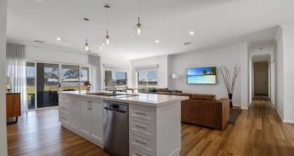 LARGE 6 BEDROOM HOME - SLEEPS 12 - 3 MINUTE DRIVE TO LAKE MULWALA