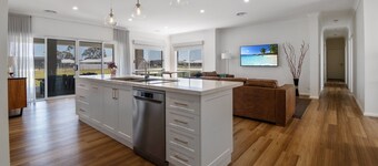 LARGE 6 BEDROOM HOME - SLEEPS 12 - 3 MINUTE DRIVE TO LAKE MULWALA