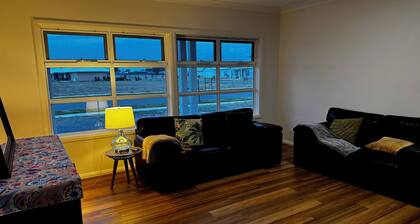 LARGE 6 BEDROOM HOME - SLEEPS 12 - 3 MINUTE DRIVE TO LAKE MULWALA