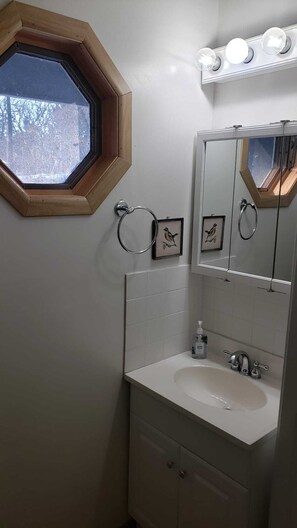 Douche, sĂšche-cheveux, serviettes fournies, savon