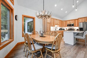Dining - Rogers' Retreat - On The Eagle River Chain With Boat Rental (Eagle River)