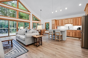 Living area - Rogers' Retreat - On The Eagle River Chain With Boat Rental (Eagle River)