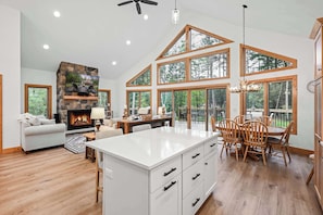 Living area - Rogers' Retreat - On The Eagle River Chain With Boat Rental (Eagle River)