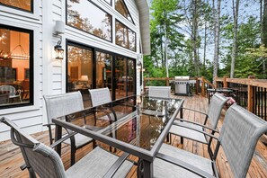 Outdoor dining - Rogers' Retreat - On The Eagle River Chain With Boat Rental (Eagle River)