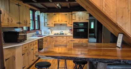 4-bedroom Rustic secluded cabin in fabulous Bedford with WiFi