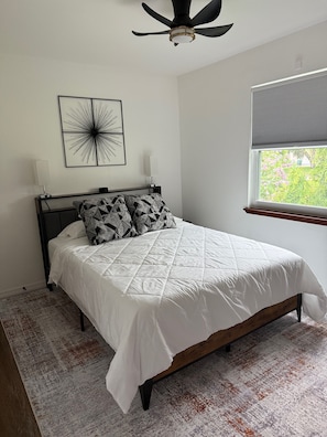 3 chambres, bureau, fer et planche à repasser, lit de bébé portatif