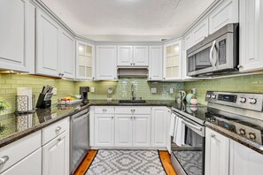 雪櫃、微波爐、焗爐、爐具