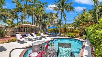 Een buitenzwembad en een verwarmd zwembad