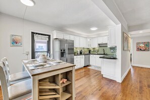 Fridge, microwave, oven, stovetop - Steps to Beach | Pool + Walk to Dining & Shopping (Lauderdale-by-the-Sea)