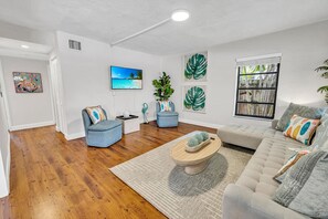 Smart TV, books - Steps to Beach | Pool + Walk to Dining & Shopping (Lauderdale-by-the-Sea)