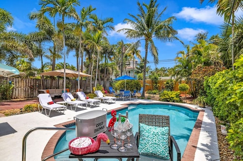 Steps to Beach | Pool + Walk to Dining & Shopping