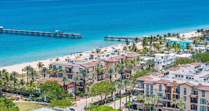 Steps to Beach | Pool + Walk to Dining & Shopping