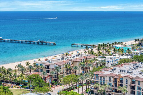 Steps to Beach, Private Pool + Walk to Dining & Nightlife, 15 Mins to Airport