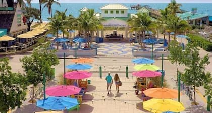 Steps to Beach | Pool + Walk to Dining & Shopping