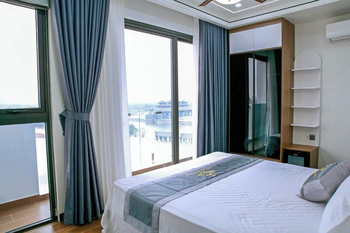 Blackout curtains, soundproofing, iron/ironing board, free WiFi