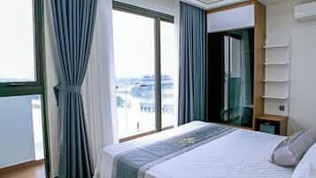 Habitación doble Deluxe, balcón, vista al lago | Cortinas blackout, insonorización y tabla de planchar con plancha