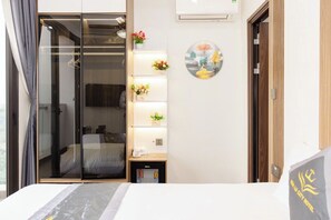 Deluxe-dobbeltværelse - balkon - byudsigt | Minibar, arbejdsområde til bærbare computere, mørklægningsgardiner