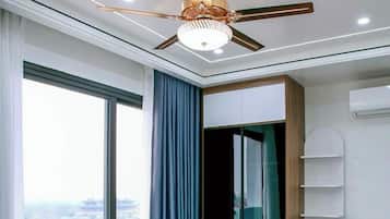 Habitación doble superior, vista a la ciudad | Cortinas blackout, insonorización y tabla de planchar con plancha