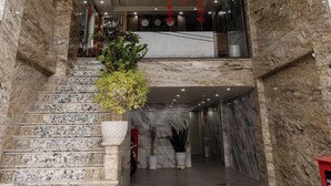 L’entrée de l’hôtel Hoa Lu City, avec son escalier en marbre et son comptoir d’accueil.