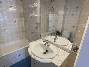 Douche, sèche-cheveux, serviettes fournies