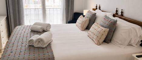 2 bedrooms, iron/ironing board, internet