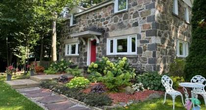 Beautiful English cottage close to ski mountains and all winter activities