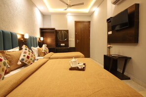 家庭三人房, 山景 | 办公桌、笔记本电脑工作区、隔音、免费 WiFi